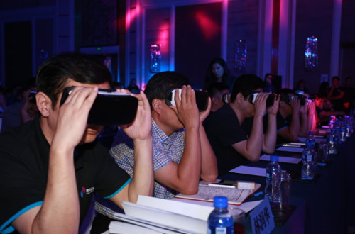 嘉宾使用VR眼镜观看星河互联准备的VR视频